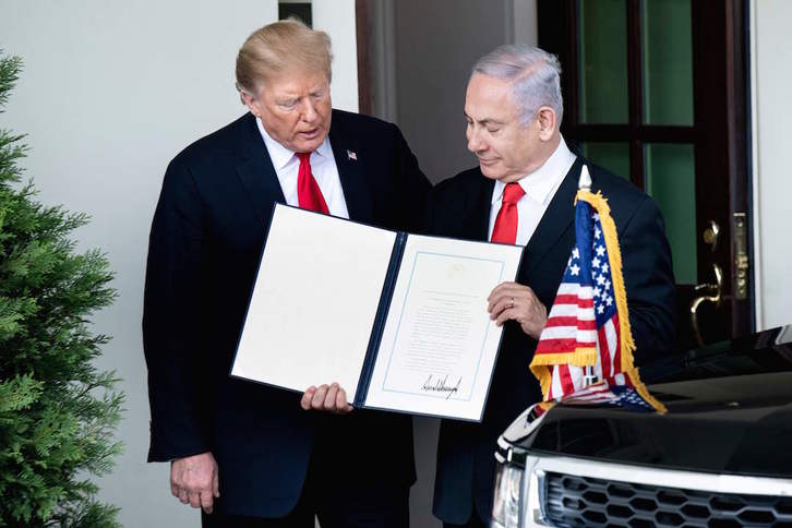 Netanyahu sostiene el documento suscrito por Trump sobre los Altos del Golán. (BRENDAN SMIALOWSKI / AFP)