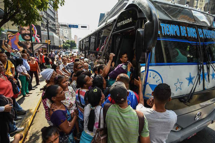 La interrupción del servicio de Metro ha hceho que muchos caraqueños desbordaran los autobuses. (Juan BARRETO/AFP)
