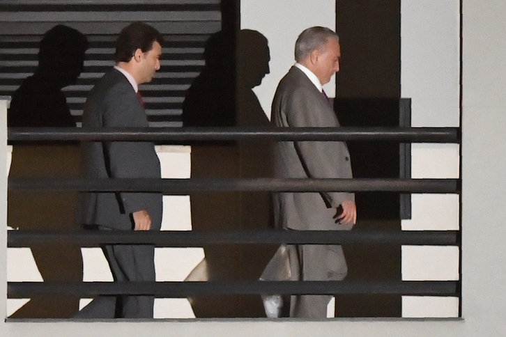 El expresidente Michel Temer abandona la prisión. (Mauro PIMENTEL/AFP)