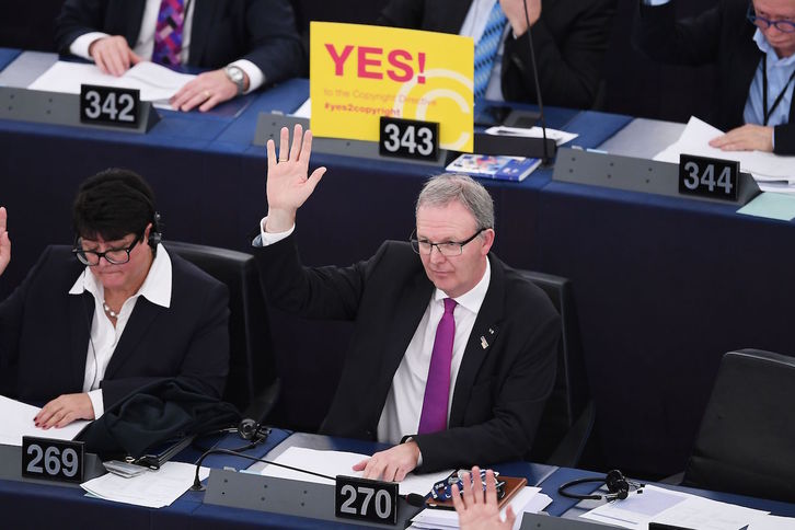 El eurodiputado Axel Voss vota a favor de la directiva.(Frederick FLORIN/AFP)