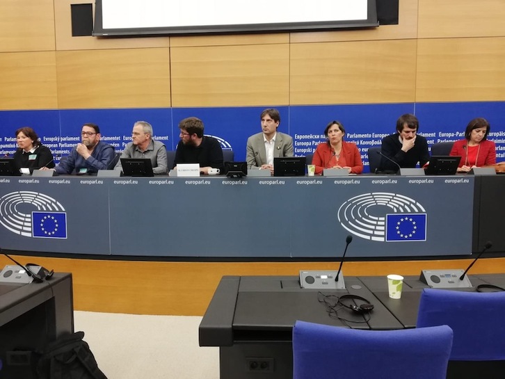 Reprensentantes de la campaña 'Juicio a Martín Villa' junto a eurodiputados en Estrasburgo. (BNG)