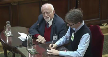 El exdiputado del SPD Bernhard von Grünberg, a la izquierda, junto al traductor. (NAIZ)