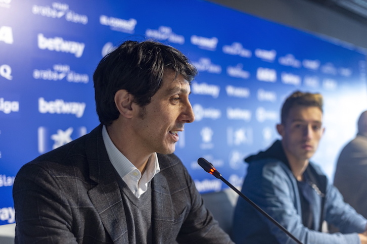 Sergio Fernández, durante la presentación de un jugador. (Jaizki FONTANEDA/FOKU)