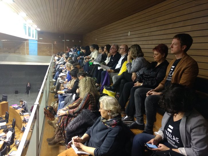 El palco del Parlamento, copado por movimientos feministas en el último pleno. (@aritzintxusta)