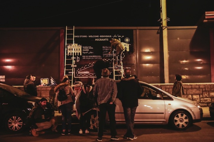 Bart gauean jarri zituzten panela eta oinatzak Irungo Harrera Sarekoek, etorkinei Martindozenearako bidea erakusteko. [Amaia OCA].