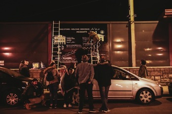 Bart gauean jarri zituzten panela eta oinatzak Irungo Harrera Sarekoek, etorkinei Martindozenearako bidea erakusteko. [Amaia OCA].