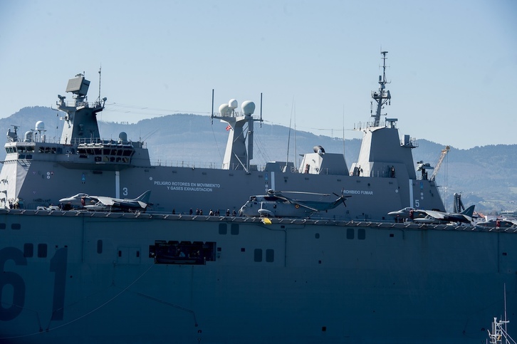 Cubierta del portaaviones atracado el fin de semana en Getxo. (Luis JAUREGIALTZO | FOKU)