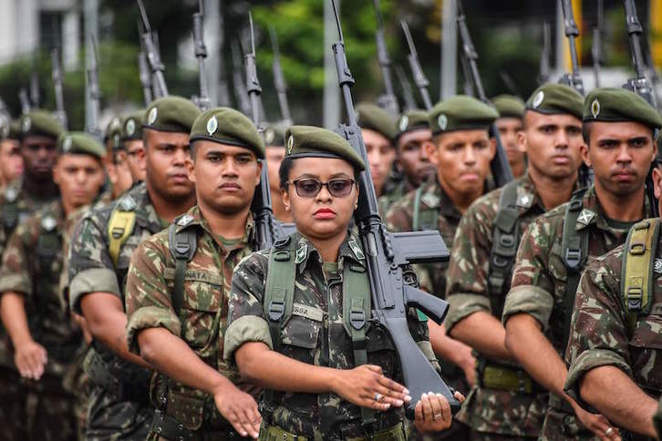 Militares brasileños participan en Sao Paulo en una ceremonia de graduación y de conmemoración del golpe de Estado de 1964. (Nelson ALMEIDA/AFP)