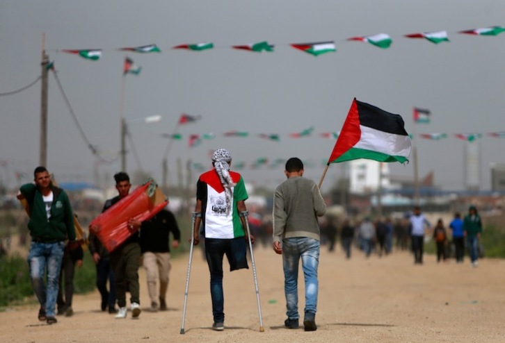 Dos palestinos de camino a una manifestación. [Anas BABA/AFP]