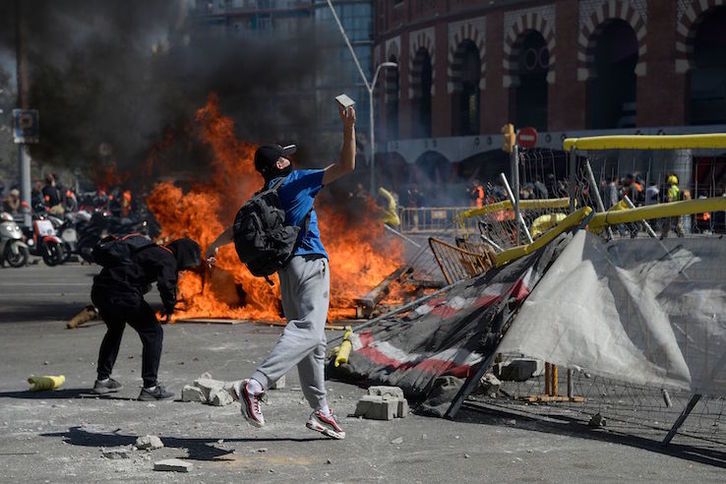 Manifestantes en las barricadas cerca de la Plaza Espanya, en Barcelona. (Josep LAGO/AFP)