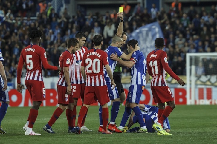 Melero López amonesta a Manu García, que ve su quinta tarjeta amarilla la temporada.(Aritz LOIOLA / FOKU)