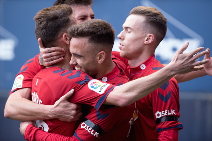 Varios jugadores rojillos celebran el gol de Rober Ibáñez. (Iñigo URIZ/FOKU)