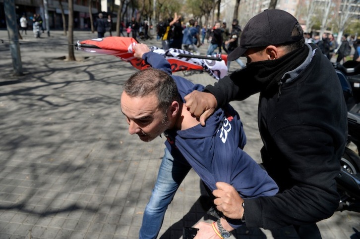 Altercados con la Policía en la protesta antifascista de ayer en Barcelona. [Josep LAGO/AFP]