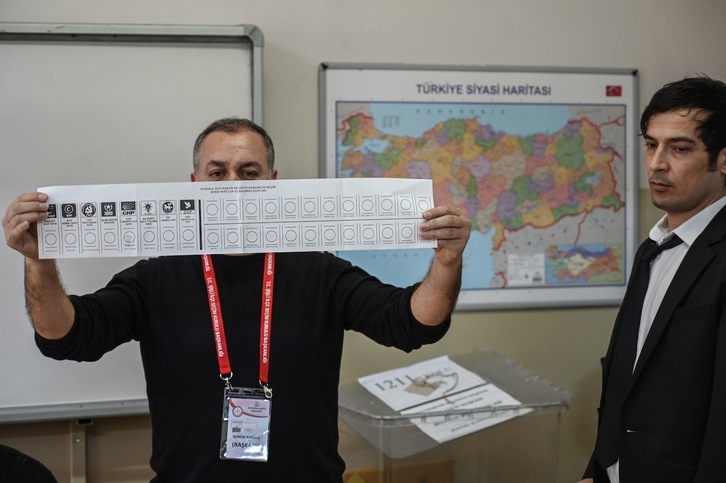 Un oficial electoral muestra una papeleta en Estambul. (Ozan KOSE/AFP)