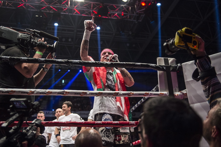 Kerman Lejarraga pidió la revancha a Aavanesyan desde el ring. (Marisol RAMIREZ / FOKU)