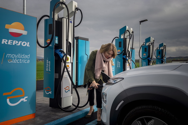 Ultra azkar ibilgailuak kargatzeko puntua inauguratu dute Lopidan. (Jaizki FONTANEDA / FOKU)