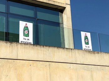 Imagen que luce en la fachada en la fachada del Ayuntamiento de Sant Fruitós de Bages (@EVATABE)