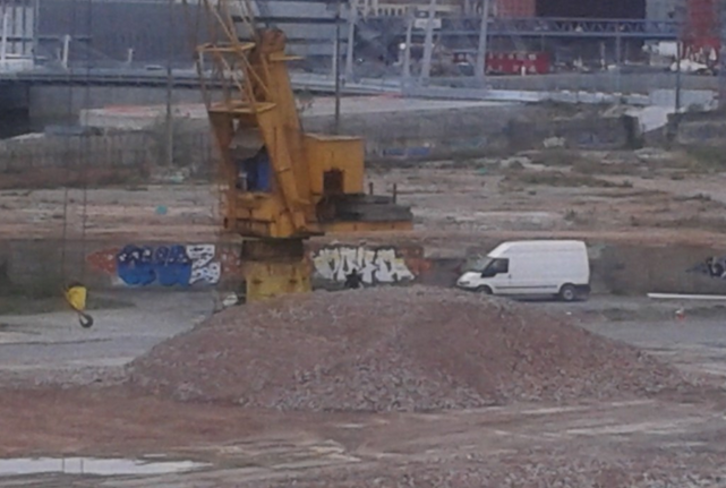 Una furgoneta en las instalaciones de Vicinay Cadenas. (Vecinos de Deustuko Erribera).