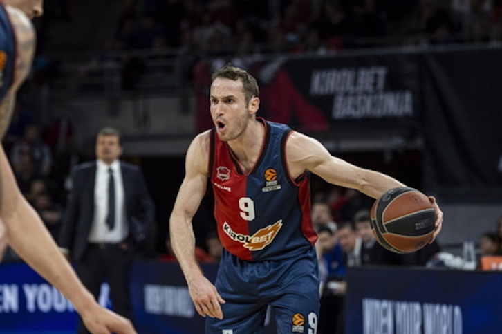 Huertas organiza una jugada en un partido de esta temporada. (Endika PORTILLO/FOKU)