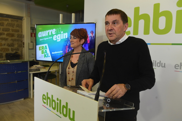 Arnaldo Otegi y Bakartxo Ruiz en la sede de EH Bildu de Iruñea. (Jon URBE/FOKU)