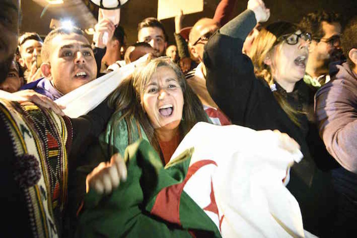 Herritar talde bat, Bouteflikaren dimisioa kalean ospatzen. (Ryad KRAMDI/AFP)