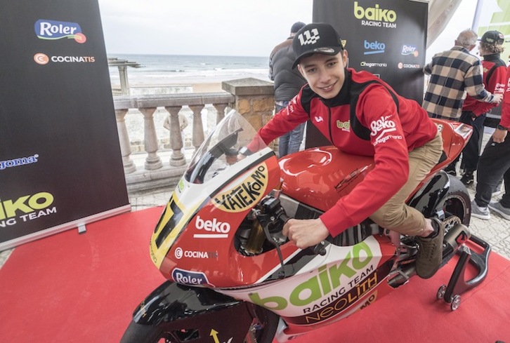 Iñigo Iglesias, sobre una de las motos del equipo (Gorka RUBIO / FOKU)