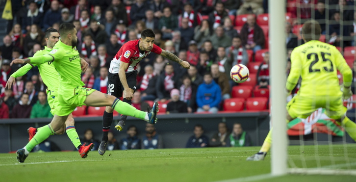 Disparo de Yuri que subió el primer gol al marcador. (Marisol RAMIREZ / FOKU)