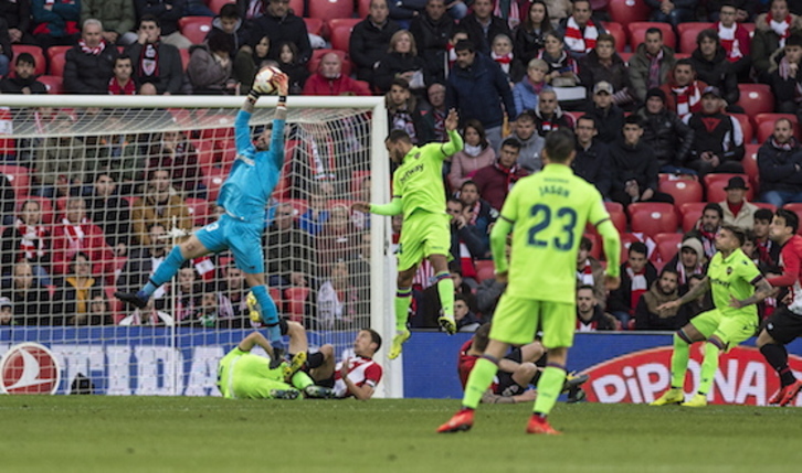Herrerín sufrió durante todo el partido con los córners del Levante. (Marisol RAMIREZ / FOKU)