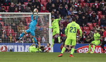 Herrerín sufrió durante todo el partido con los córners del Levante. (Marisol RAMIREZ / FOKU)