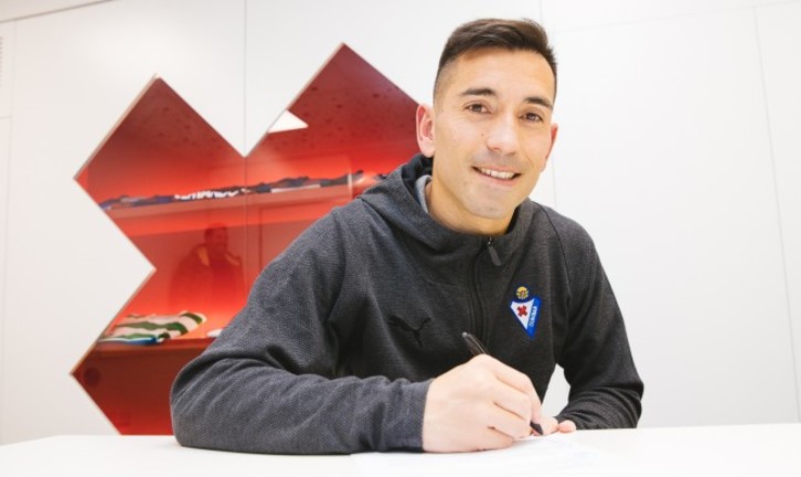 Charles estampa su firma en el nuevo contrato. (SDEIBAR)