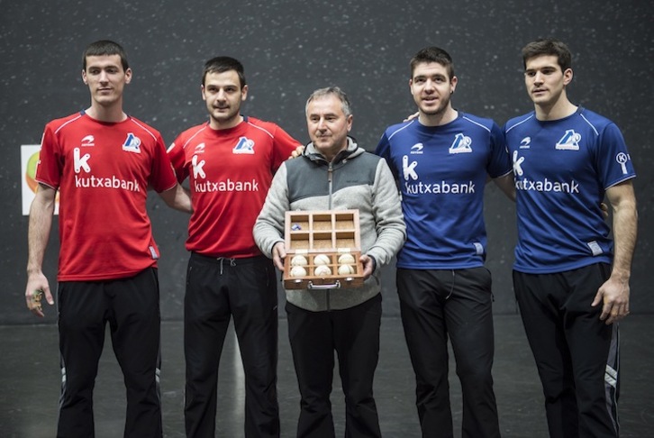 Lau finalistak, Alustiza hautatzailearekin, pilotak erakusten (Marisol RAMIREZ / FOKU)