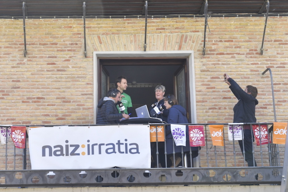 NAIZ Irratia, Korrikaren hasiera bertatik bertara kontatzen. (Idoia ZABALETA/FOKU) NAIZ Irratia, Korrikaren hasiera bertatik bertara kontatzen. (Idoia ZABALETA/FOKU)
