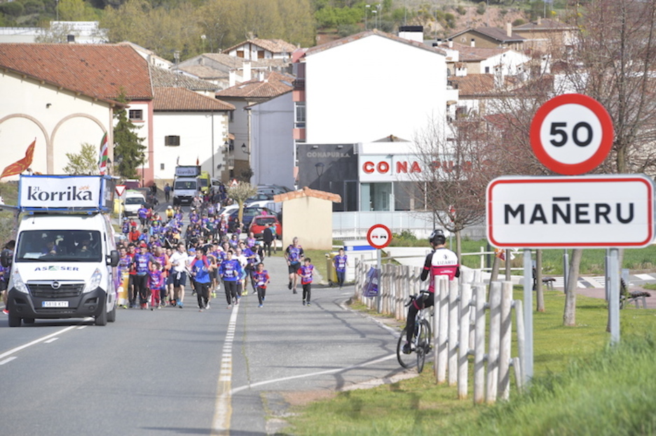 Korrikalariak, Mañerutik ateratzen. (Idoia ZABALETA/FOKU) Korrikalariak, Mañerutik ateratzen. (Idoia ZABALETA/FOKU)