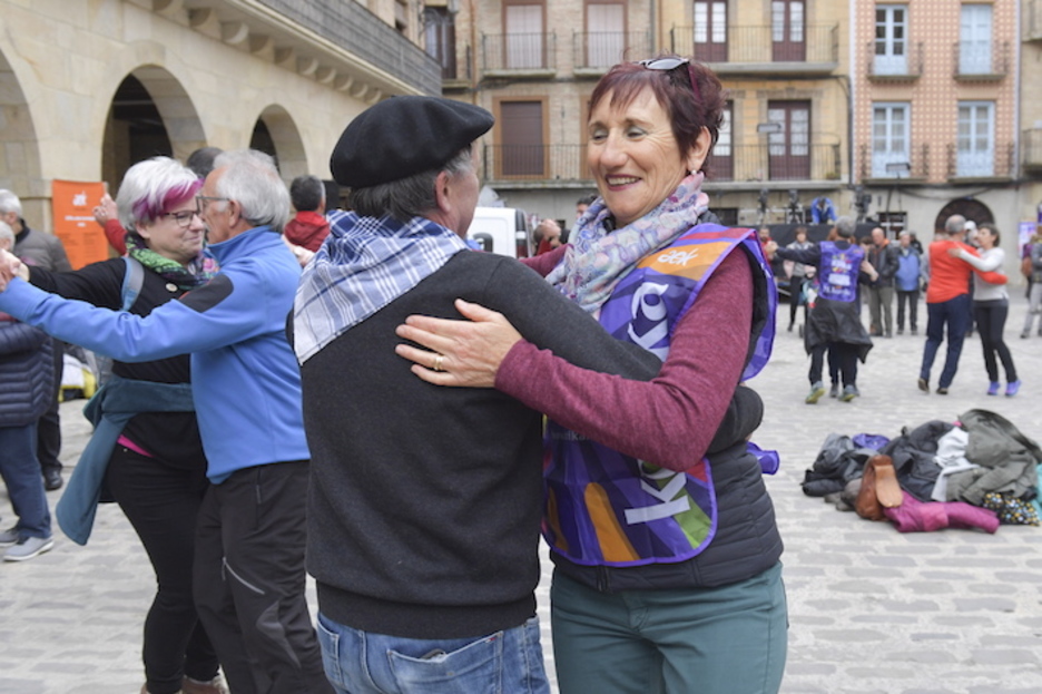 Korrika abiatu aurretik dantzan. (Idoia ZABALETA/FOKU) Korrika abiatu aurretik dantzan. (Idoia ZABALETA/FOKU)