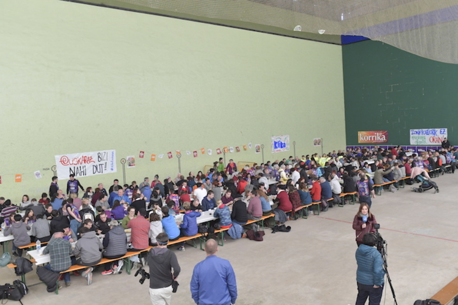 Lasterka hasi aurretik indarrak hartu dituzte. (Idoia ZABALETA/FOKU) Lasterka hasi aurretik indarrak hartu dituzte. (Idoia ZABALETA/FOKU)