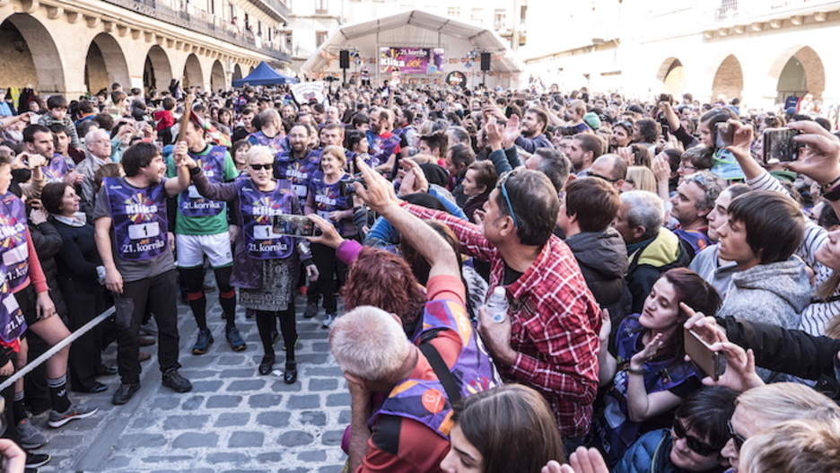 Korrikaren lehen metroak, plaza mukuru beteta zegoela. (Jagoba MANTEROLA/FOKU) Korrikaren lehen metroak, plaza mukuru beteta zegoela. (Jagoba MANTEROLA/FOKU)