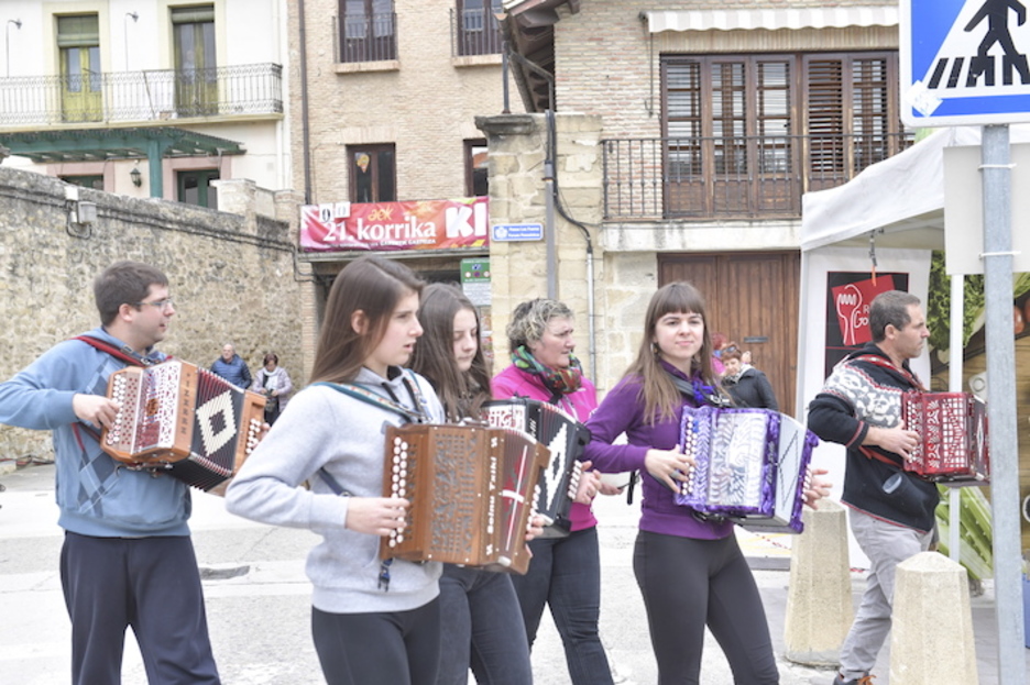 Trikitilariak, Gares girotzen. (Idoia ZABALETA/FOKU) Trikitilariak, Gares girotzen. (Idoia ZABALETA/FOKU)
