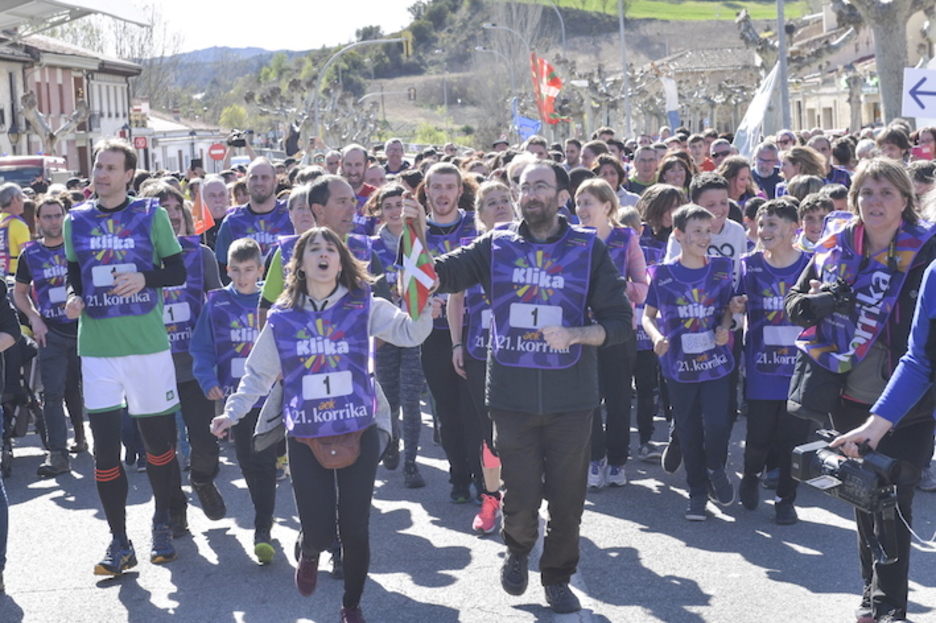 Eguzkipean eta giro paregabean egin ditu Korrikak lehen metroak. (Idoia ZABALETA/FOKU) Eguzkipean eta giro paregabean egin ditu Korrikak lehen metroak. (Idoia ZABALETA/FOKU)