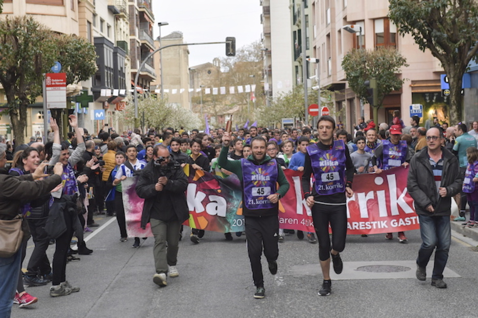 Korrika, Lizarrako kaleetan. Irudian, Koldo Leoz alkatea lekukoarekin. (Idoia ZABALETA/FOKU) Korrika, Lizarrako kaleetan. Irudian, Koldo Leoz alkatea lekukoarekin. (Idoia ZABALETA/FOKU)