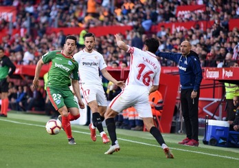 Jony Rodríguez, el más destacado del Alavés, trata de superar a Navas.(LOF)