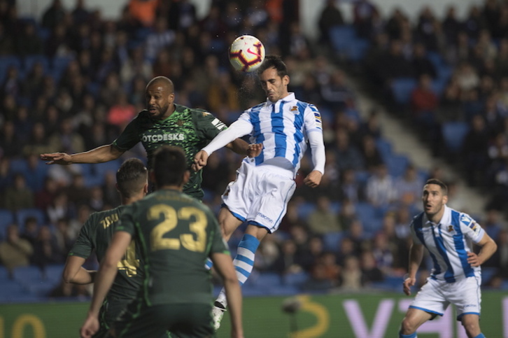 Juanmi, autor del primer gol de la Real, remata de cabeza (Juan Carlos RUIZ/FOKU)