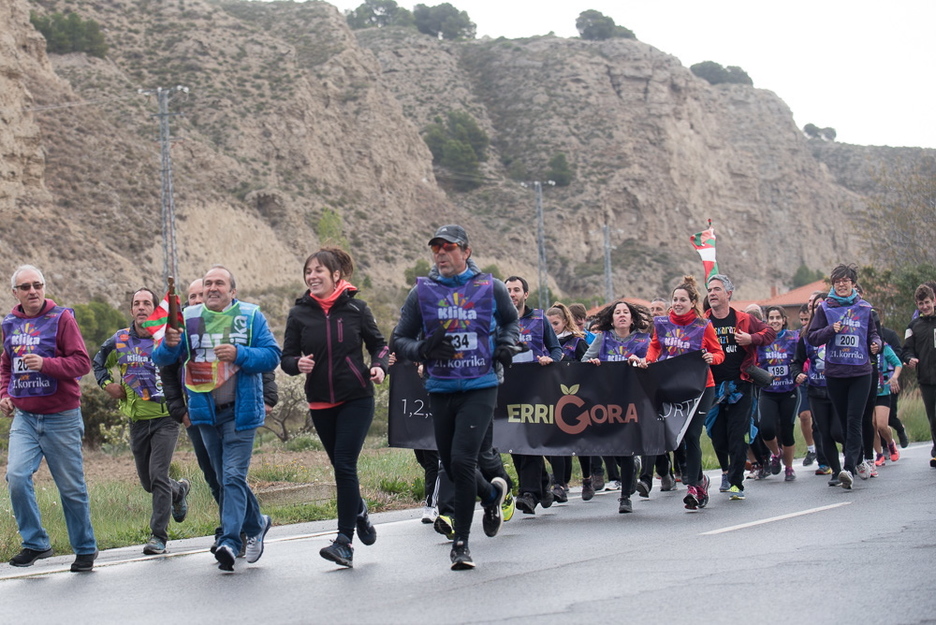 Euriak ez ditu korrikalariak eten. (Iñigo URIZ / FOKU) Euriak ez ditu korrikalariak eten. (Iñigo URIZ / FOKU)