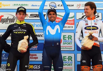 Mikel Landa, en el podio tras su victoria en la segunda etapa de la Coppi e Bartali. (movistarteam.com)