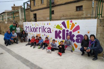 Vecinos de Beire posan junto al mural que pintaron el sábado. 