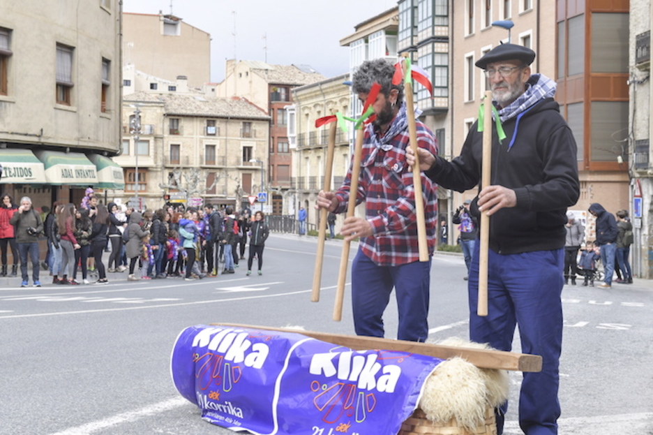 Korrikaren zain Tafallan, giro ederrean. (Idoia ZABALETA/FOKU) Korrikaren zain Tafallan, giro ederrean. (Idoia ZABALETA/FOKU)