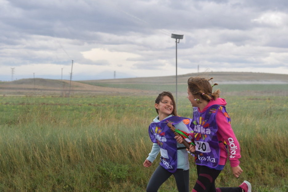 Irribarreak eta ilusioa nonahi Korrikan. (Idoia ZABALETA/FOKU) Irribarreak eta ilusioa nonahi Korrikan. (Idoia ZABALETA/FOKU)