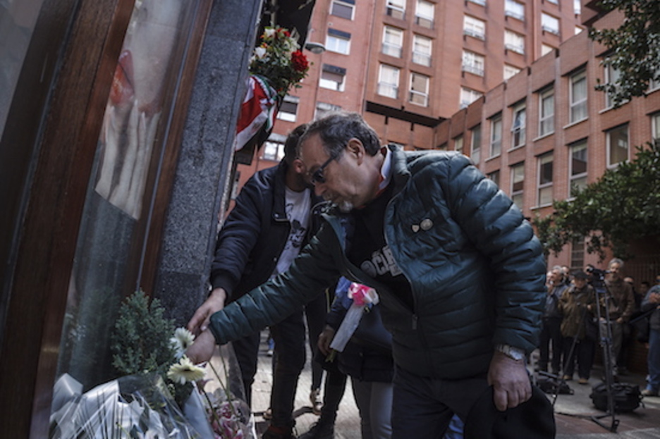 Los presentes han realizado una ofrenda floral. (Aritz LOIOLA/FOKU( Los presentes han realizado una ofrenda floral. (Aritz LOIOLA/FOKU(