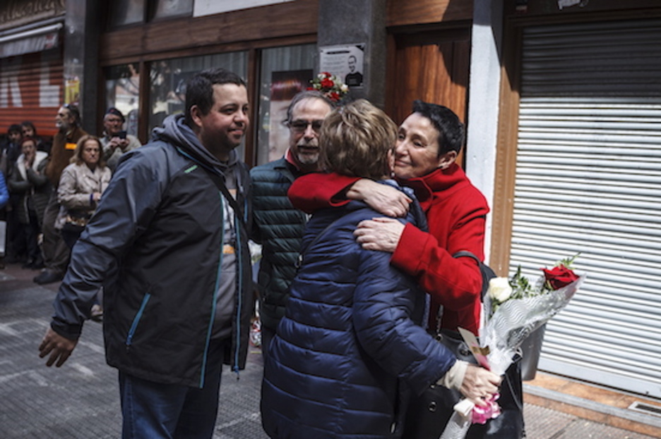 La abogada Jone Goirizelaia ha arropado a la familia. (Aritz LOIOLA/FOKU) La abogada Jone Goirizelaia ha arropado a la familia. (Aritz LOIOLA/FOKU)