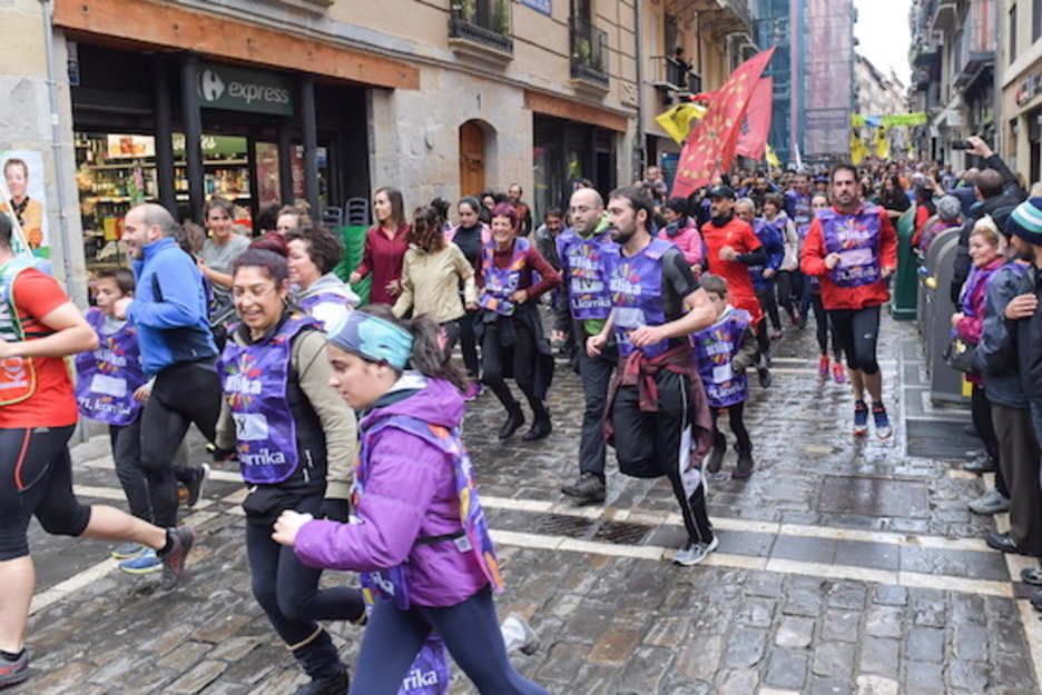 Alde Zaharreko kaleak zeharkatu ditu Korrikak. (Idoia ZABALETA/FOKU)