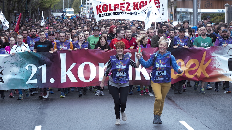 Bakartxo Ruiz eta Bel Pozueta EH Bilduko hautagaiak lekukoa eramaten. Jagoba MANTEROLA | FOKU